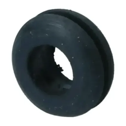 Gummi drivstoffledning gjennom motorblekk